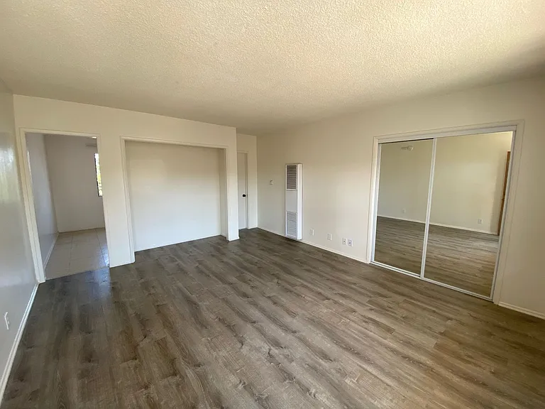 Royal Palms Apartments — Photo 7