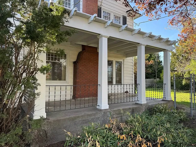 945 University St — Photo 18