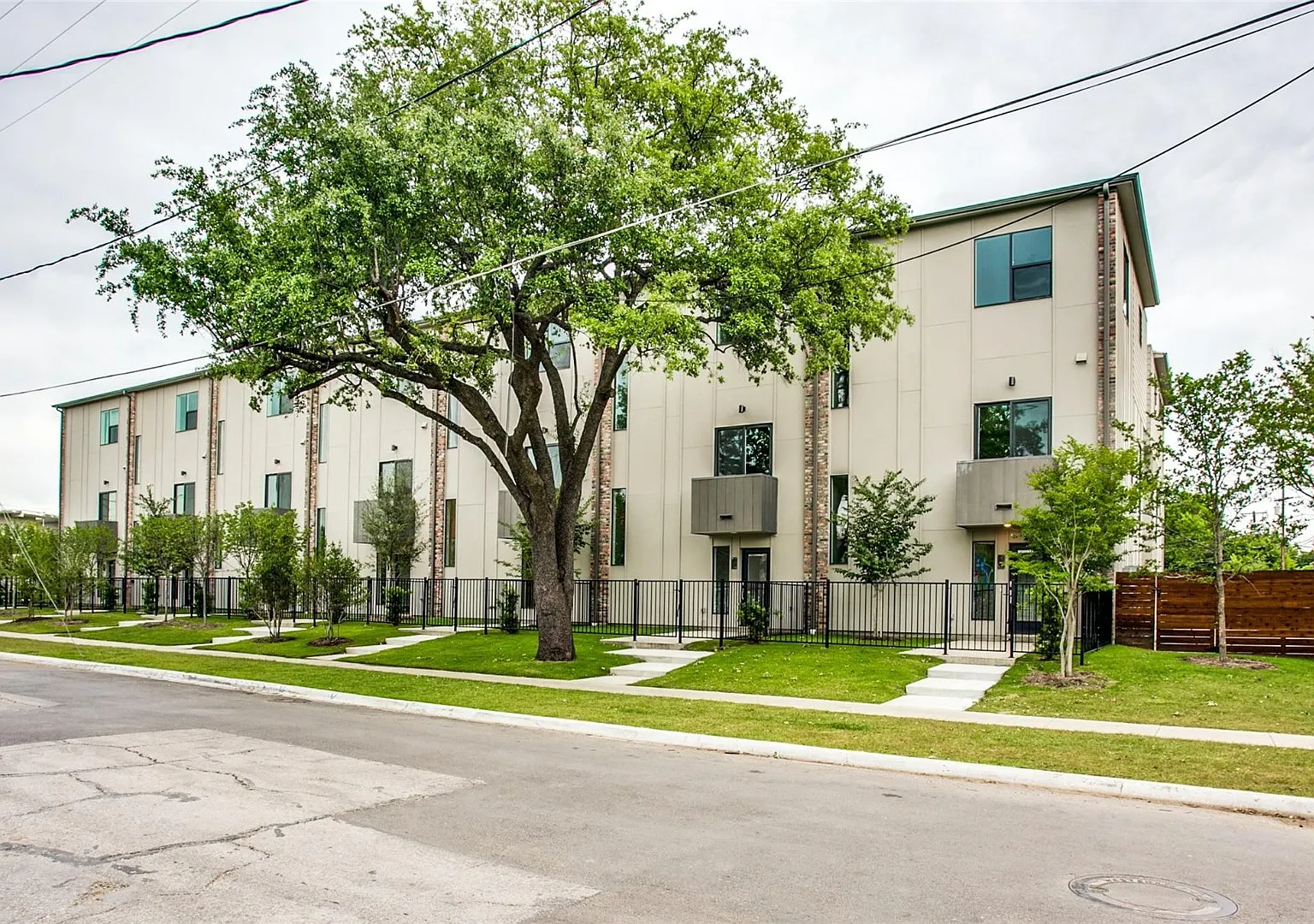 Fully Furnished Modern Townhome with Dual Primary Suites & 2-Car Garage | Knox-Henderson / Lower ... — Photo 3