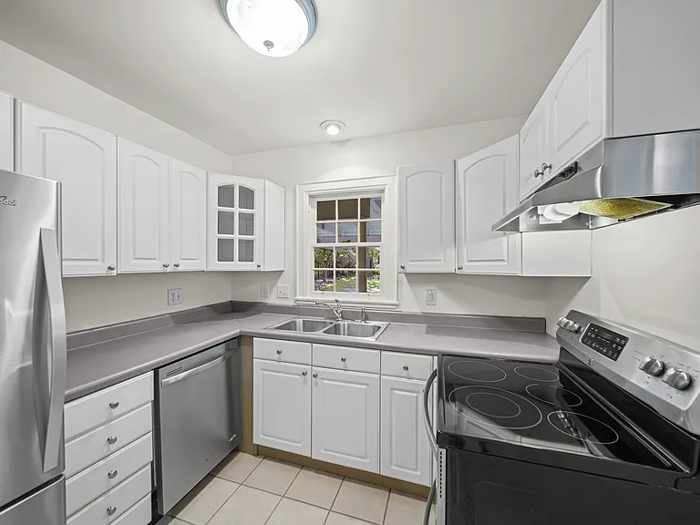 1424 Lyon Ct — Photo 5