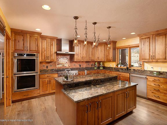 5th image of 912 Clubhouse Dr