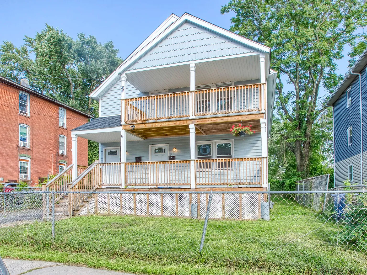 Lovely 3 Bedroom 1 Bathroom - 1st Floor with/ Washer and Dryer — Photo 2