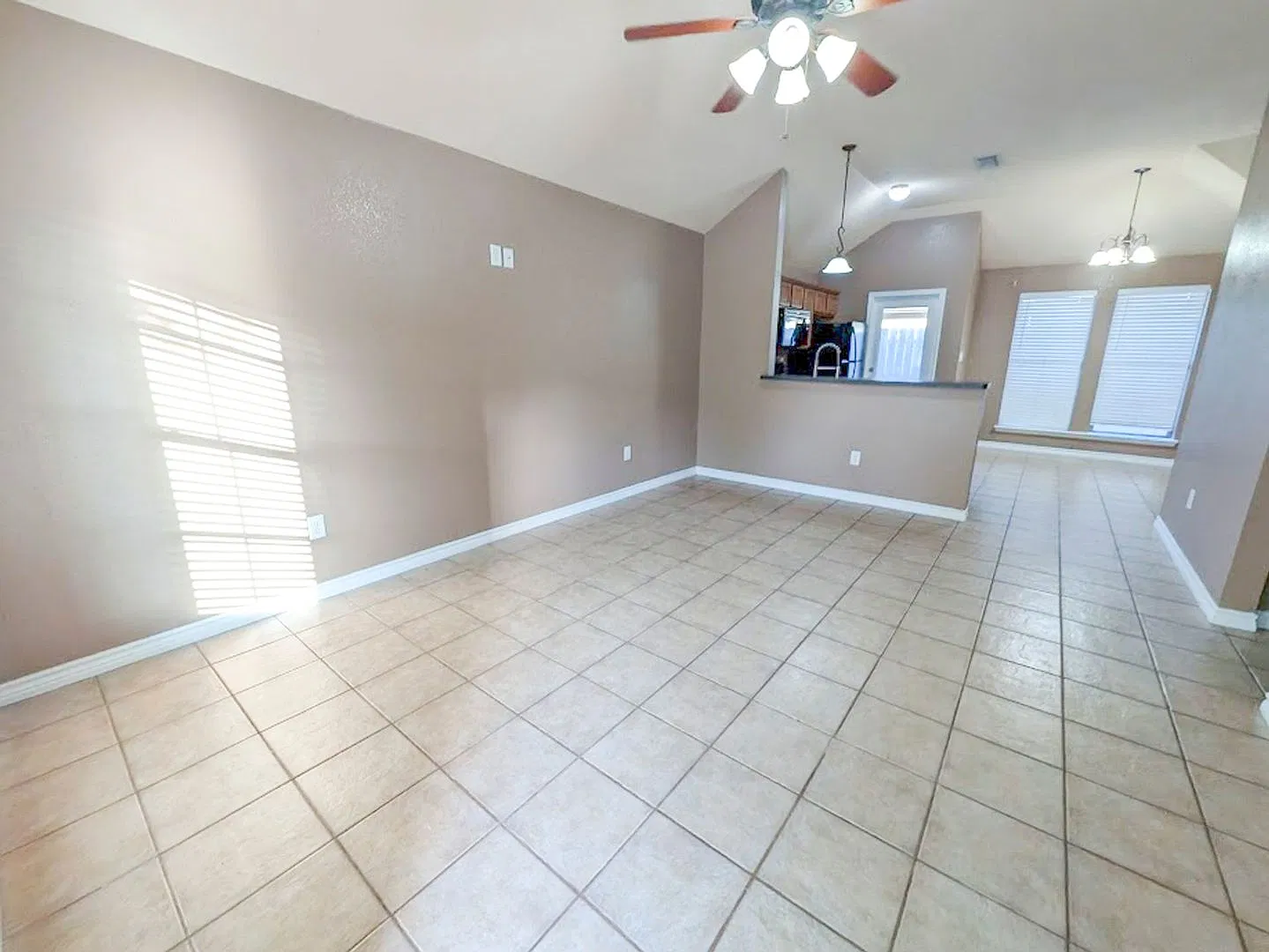 3/2 with a bonus room 5715 Springfield Circle S, Lumberton 77657 — Photo 3
