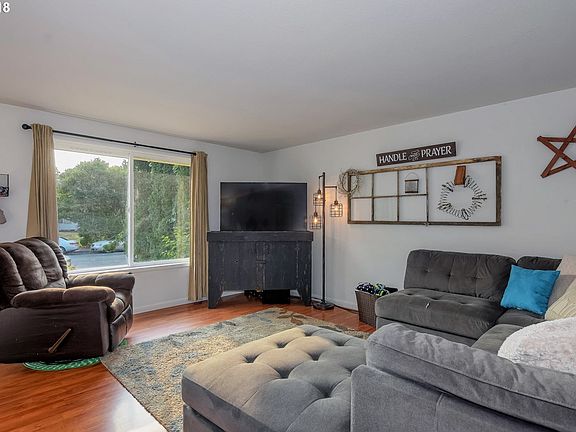 5th image of 141 Larch St