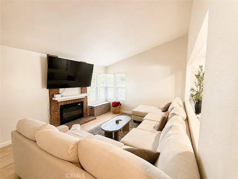 2703 S Fern Ave — Photo 3