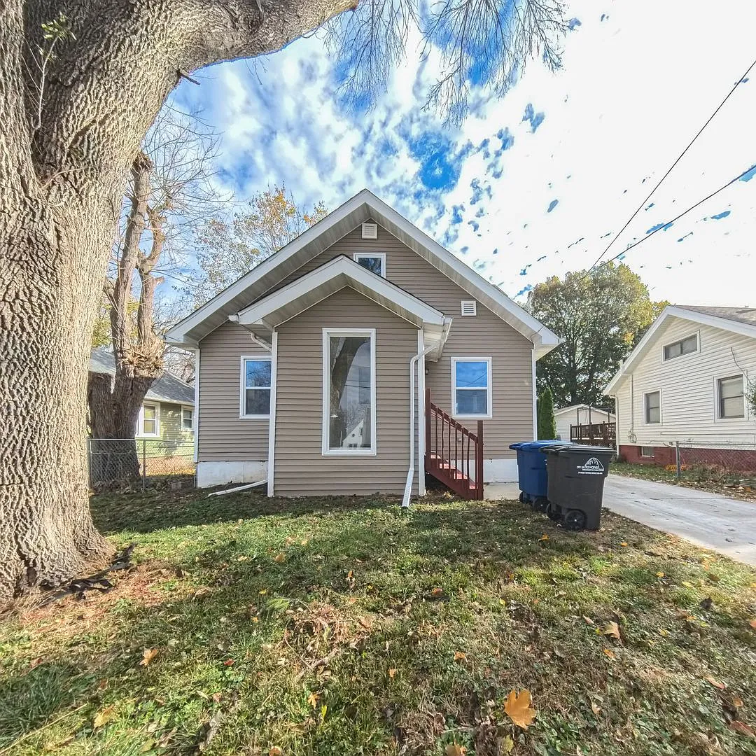 Updated 2 bedroom 2 bathroom with 2 Stall Garage — Photo 1