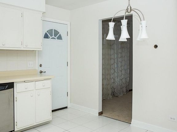 4th image of 16401 Surrey Dr