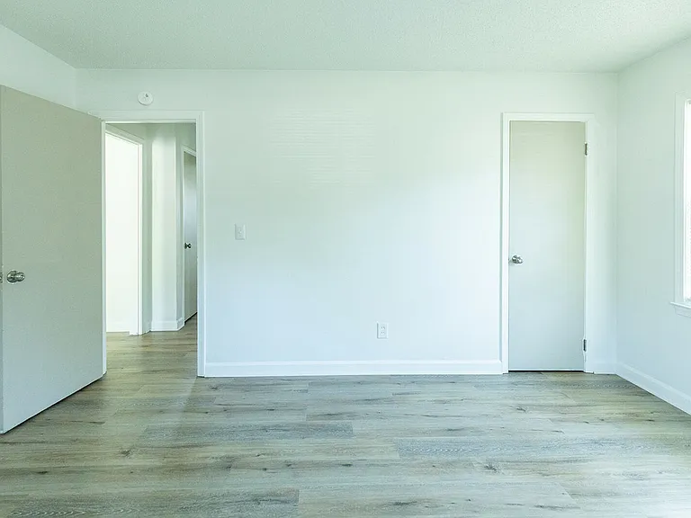 Room 1 (1) Room 1 (1)