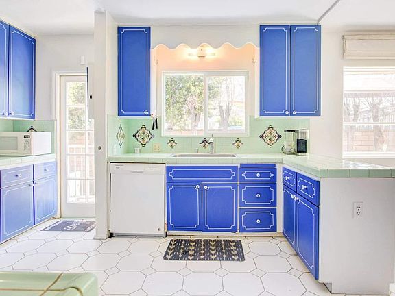 Spacious kitchen with breakfast area