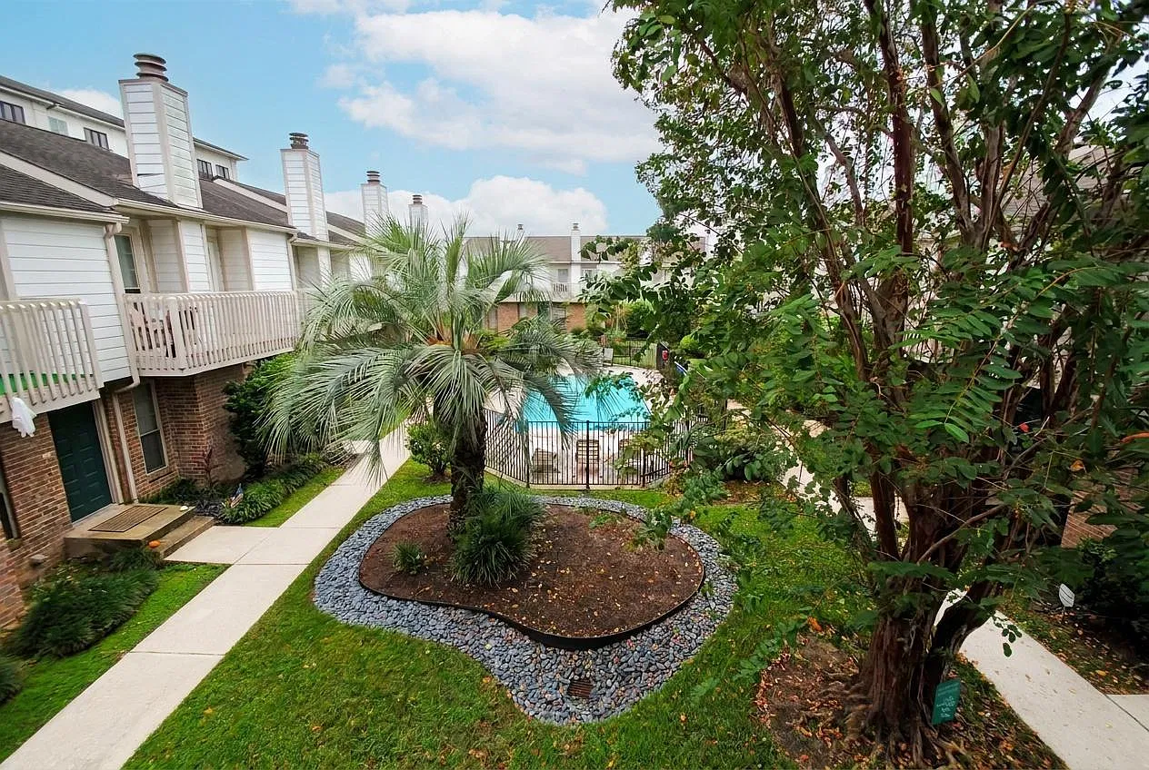 2 bed, 2.5 bath, 1040 sqft, $2,200 — Photo 2