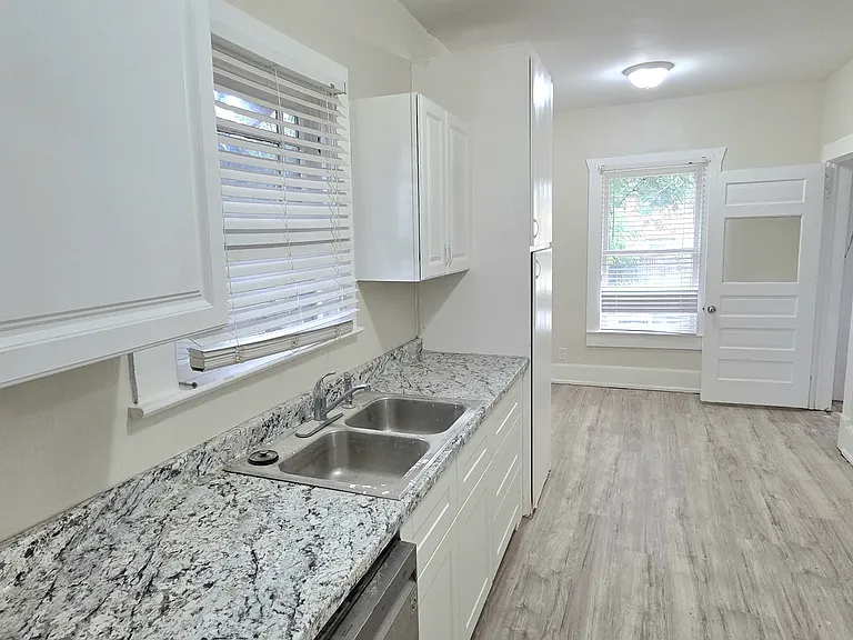 2805 S Jennings Ave — Photo 5