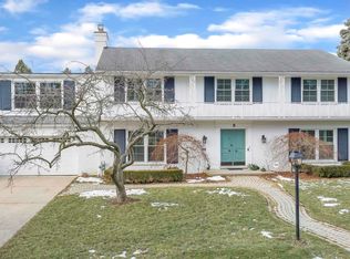 9 Wellington Pl, Grosse Pointe, MI 48230