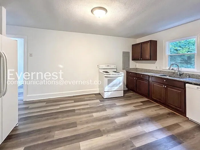 2 bed, 1.0 bath, 918 sqft, $1,595 — Photo 4