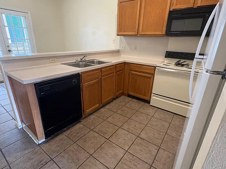 2801 Rio Grande St #303 — Photo 6