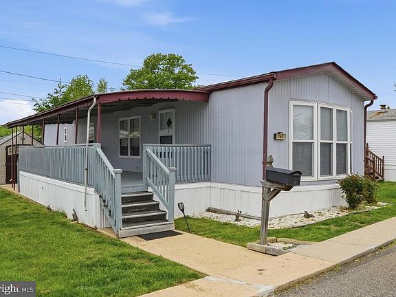 3rd image of 707 Berry Rd