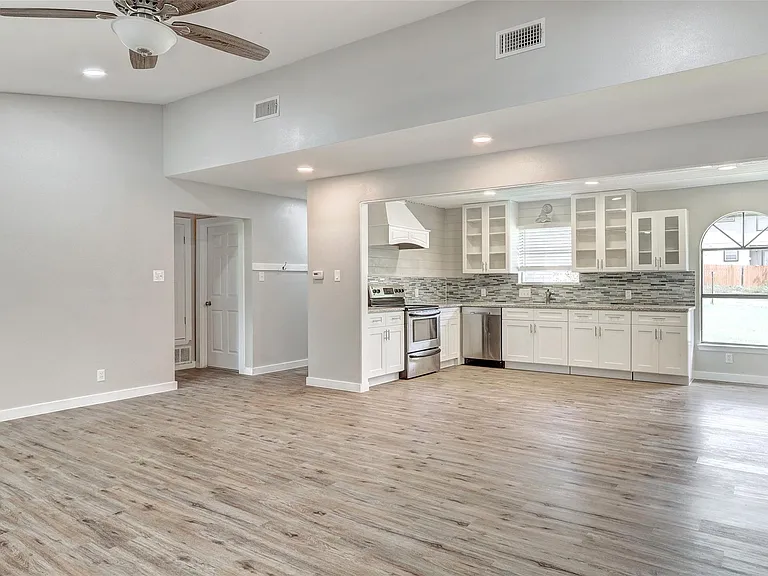 820 Stadium Dr — Photo 6