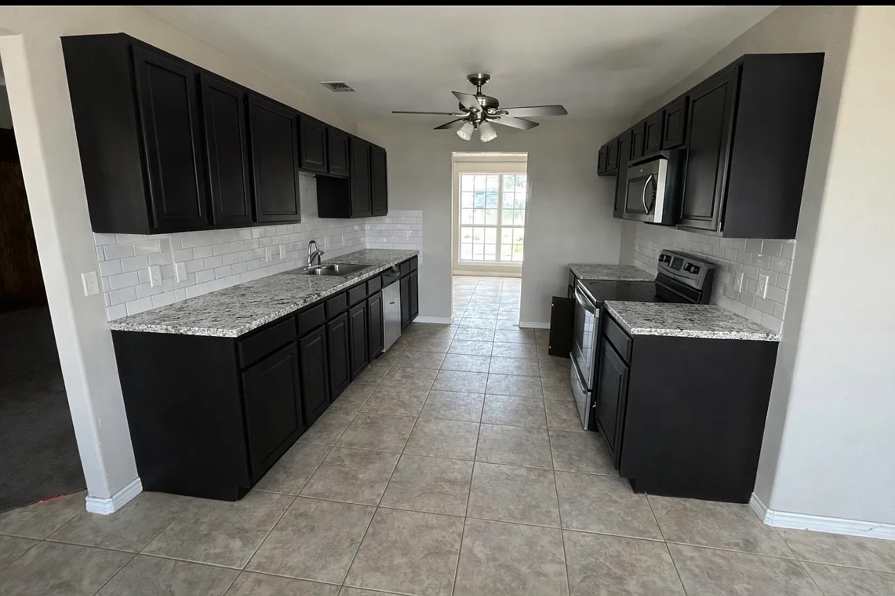4 bed, 1749 sqft, $3,495 — Photo 3