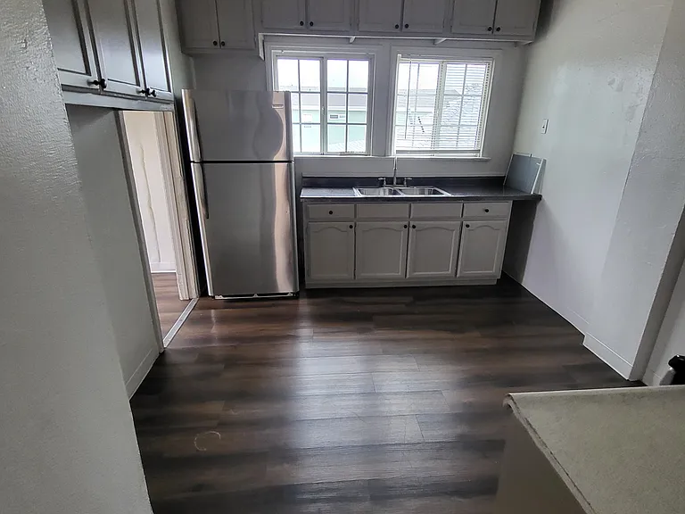 1163 E 48th St #4 — Photo 1