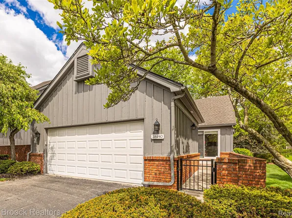 28490 Venice Cir, Farmington, MI 48334
