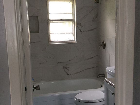3rd image of 704 Simmons Dr