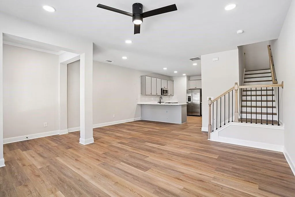 3 bed, 2.5 bath, 1811 sqft, $3,106 — Photo 2