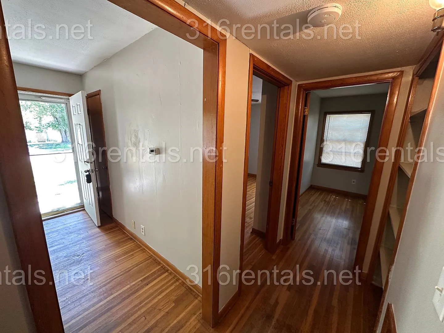 $895 - 2 bed 1 bath - Single Family Home — Photo 3