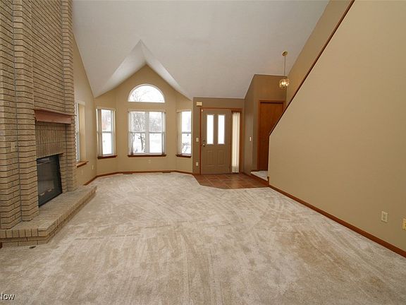 5th image of 128 Cedar Gln