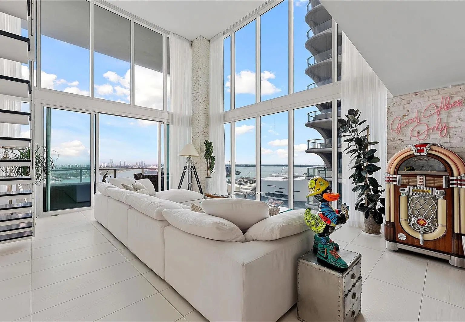 2 bed, 1735 sqft, $12,500 — Photo 1