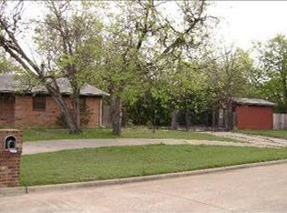 822 Sanders St, Grand Prairie, TX 75051