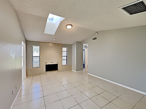 5th image of 982 Sandle Wood Dr