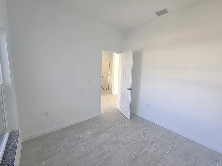 940 Sterling St E — Photo 6