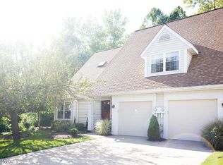 7688 Creekwood Ln #D13, North Royalton, OH 44133