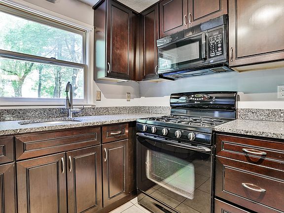 5th image of 23 Gleneagle Dr