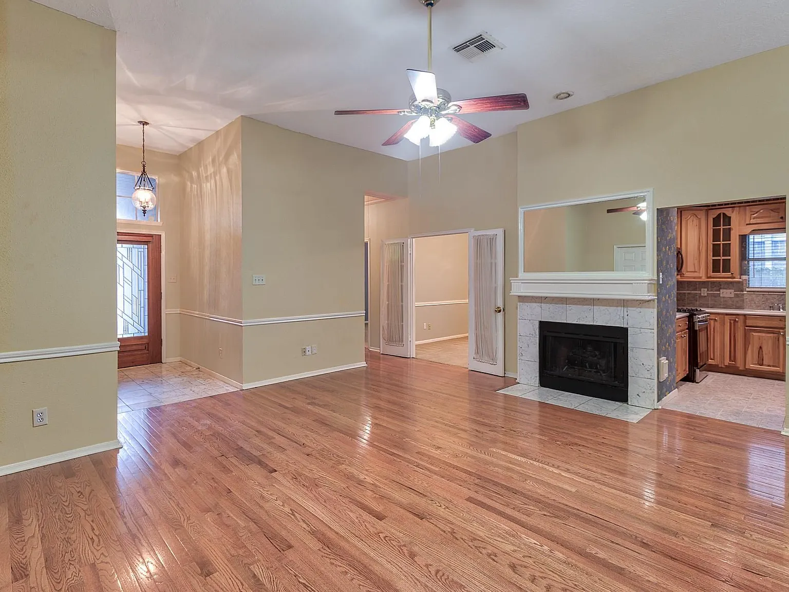 3 bed, 2.0 bath, 1820 sqft, $2,300 — Photo 3