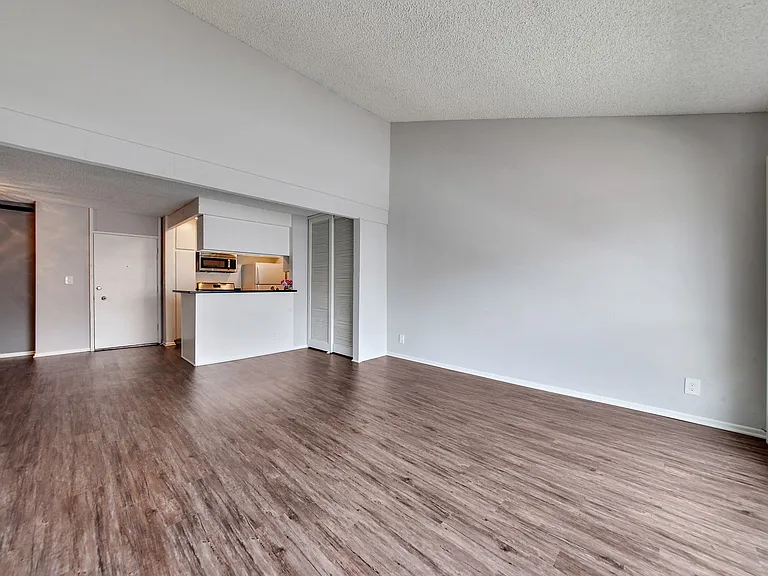 5830 Reseda Boulevard — Photo 109