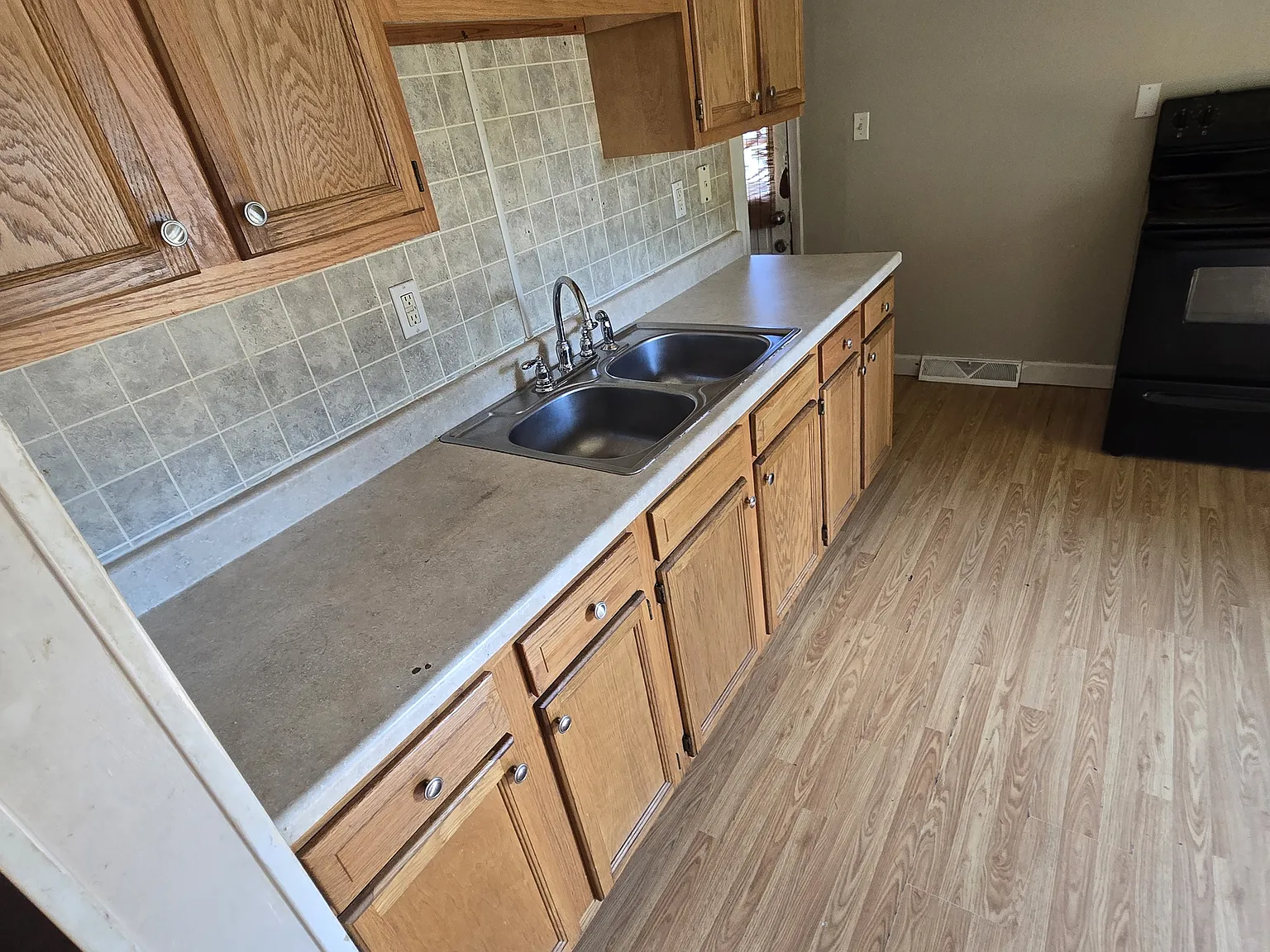 3 bed, 896 sqft, $1,200 — Photo 2