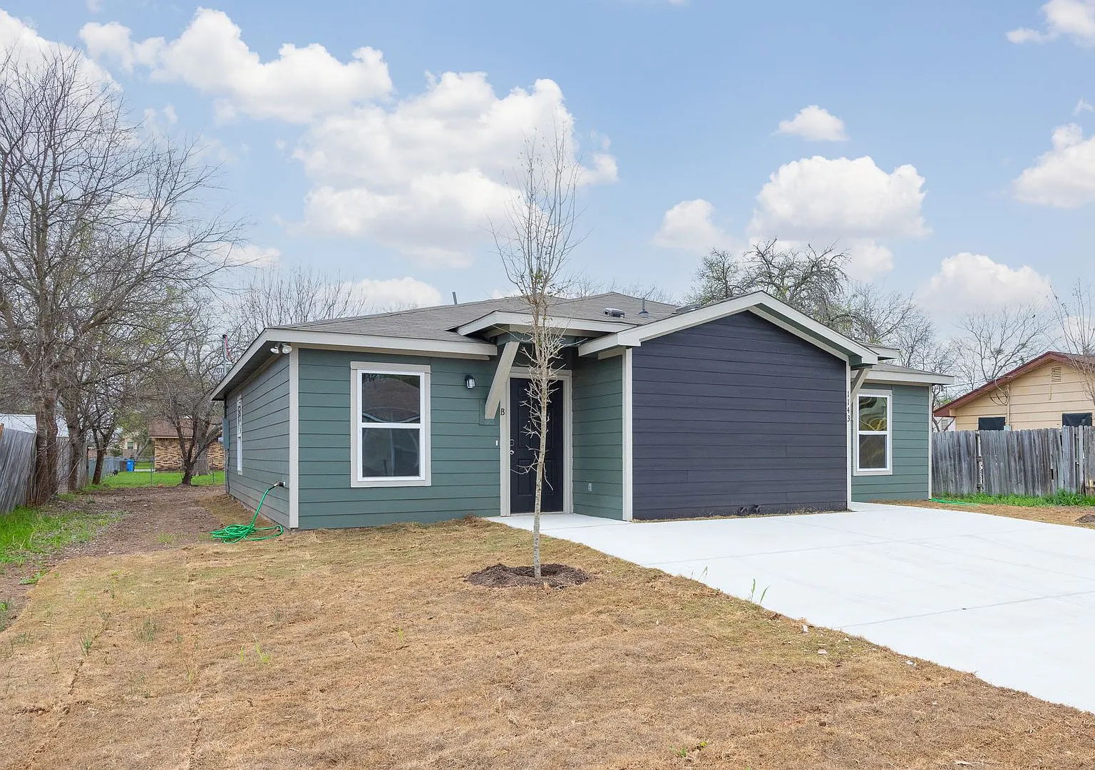 2 Week Free Move-In Specila! Spacious 3-Bedroom Home with Hardwood Floors & Modern Finishes in Se... — Photo 2