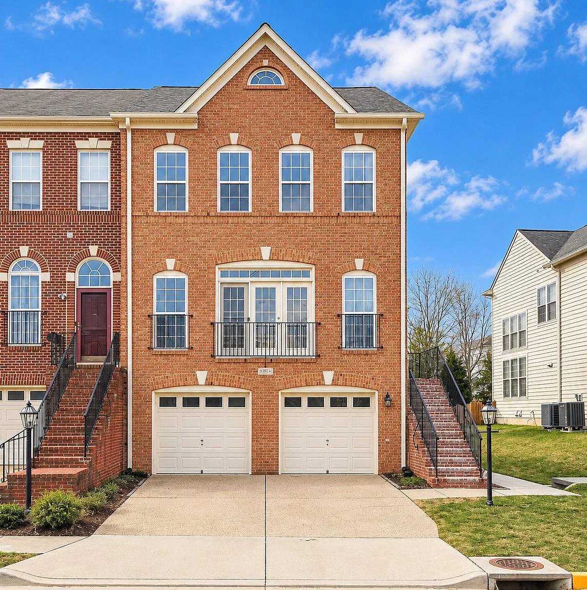 4 bed, 3.5 bath, 2568 sqft, $3,999 — Photo 1