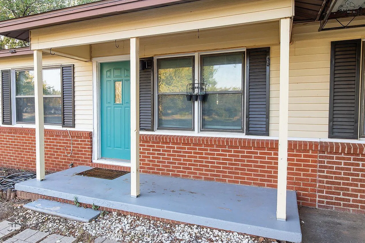 3 bed, 1.5 bath, 1344 sqft, $1,750 — Photo 2