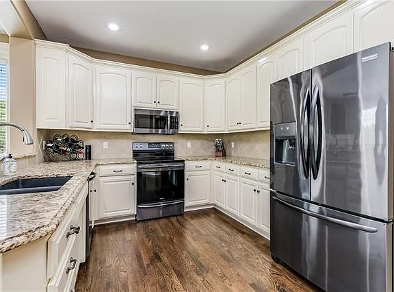 3rd image of 473 NE Lakes Edge Dr