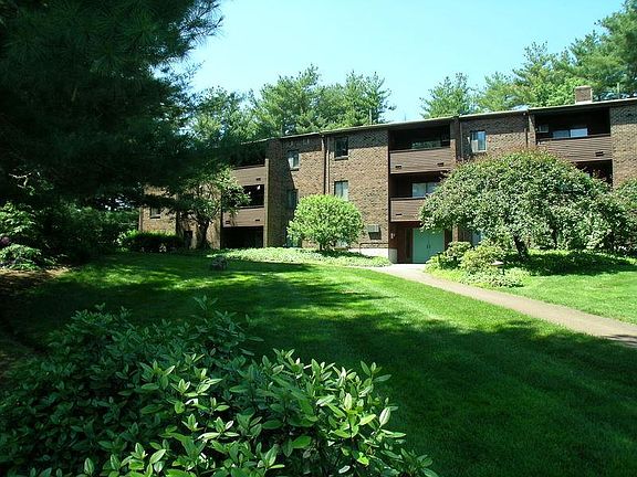beautifully landscaped 30 unit brick builing