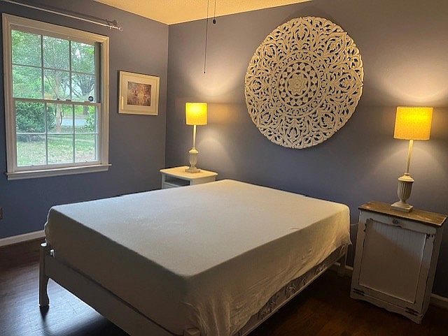 The blue bedroom. Full size bed. There is a curtain for the window, and I also provide 4 standard size pillows.