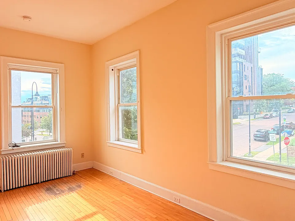 111 College St #4C