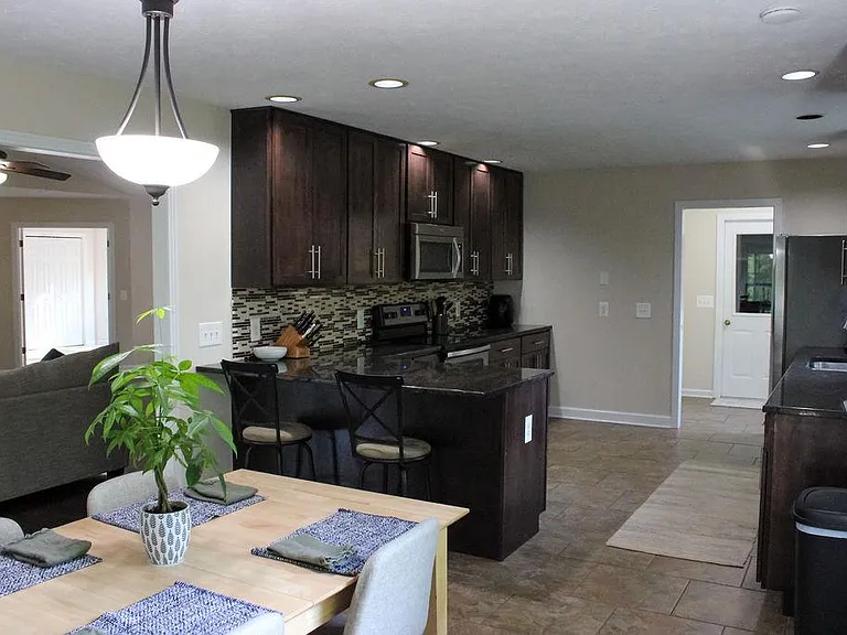 722 Chelsea Dr — Photo 3