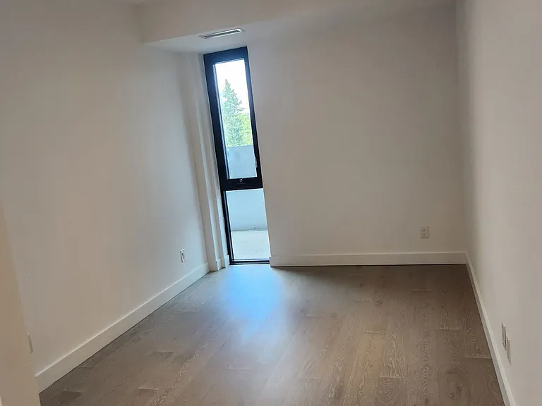 160 Kingsway Cres #418 — Photo 8