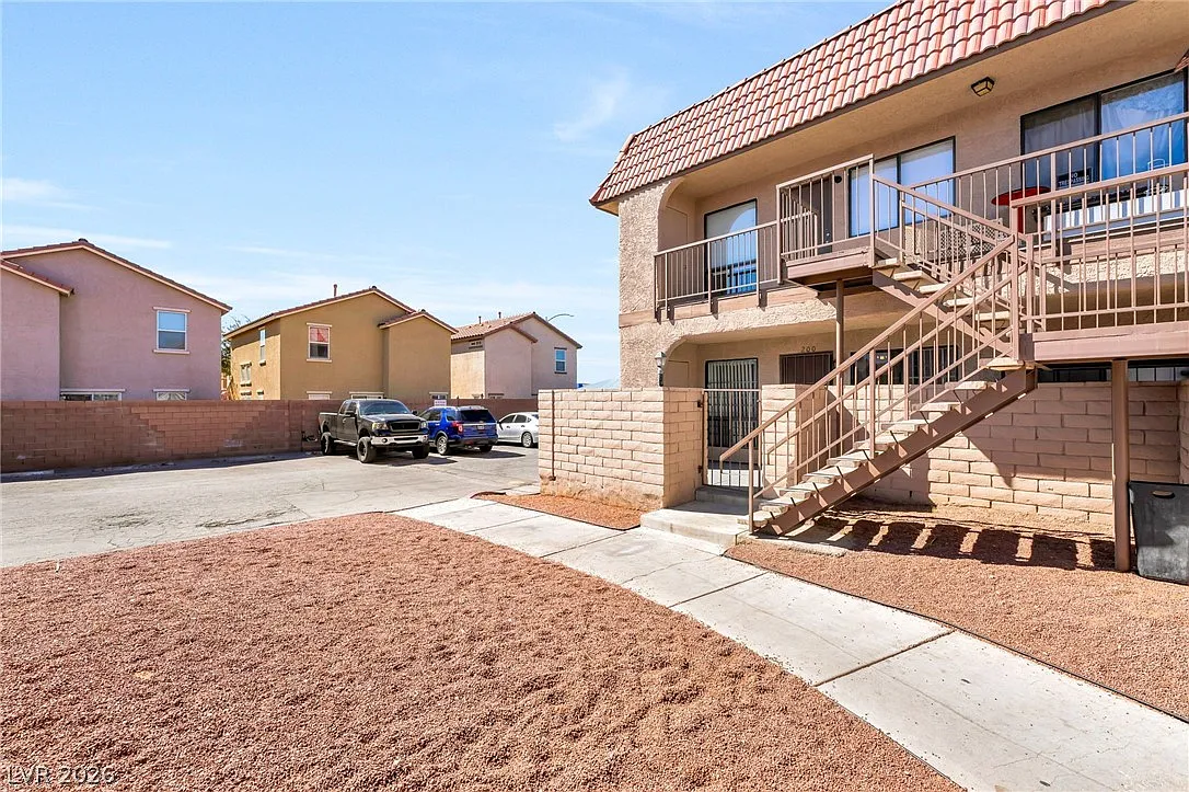 1 bed, 1.0 bath, 640 sqft, $900 — Photo 3