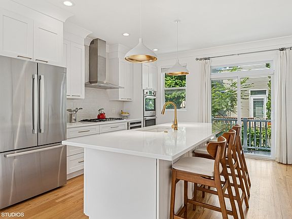 5th image of 2845 N Wolcott Ave Unit F