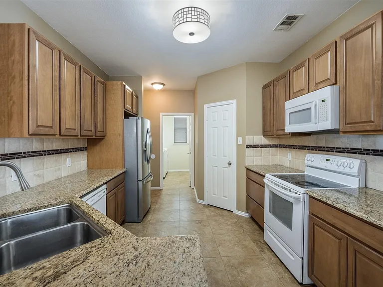 413 Creekside Dr — Photo 5