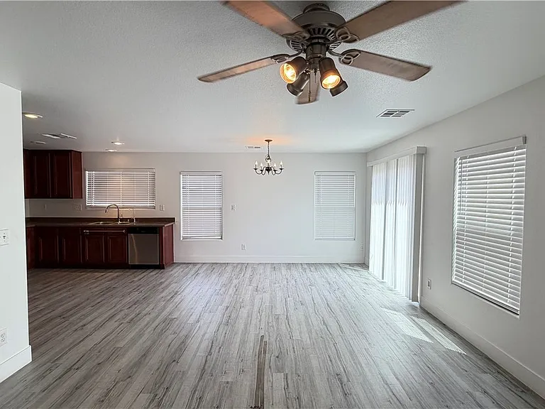 194 Gilliflower Ave #0 — Photo 2