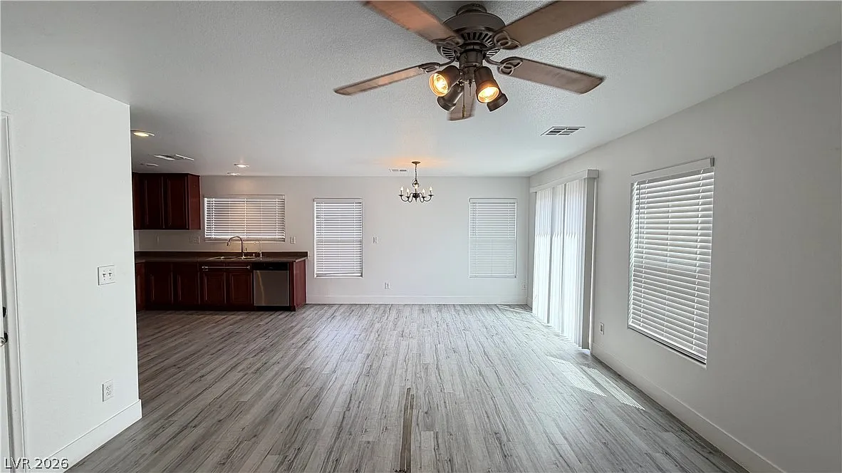 Building Photo - 194 Gilliflower Ave #0